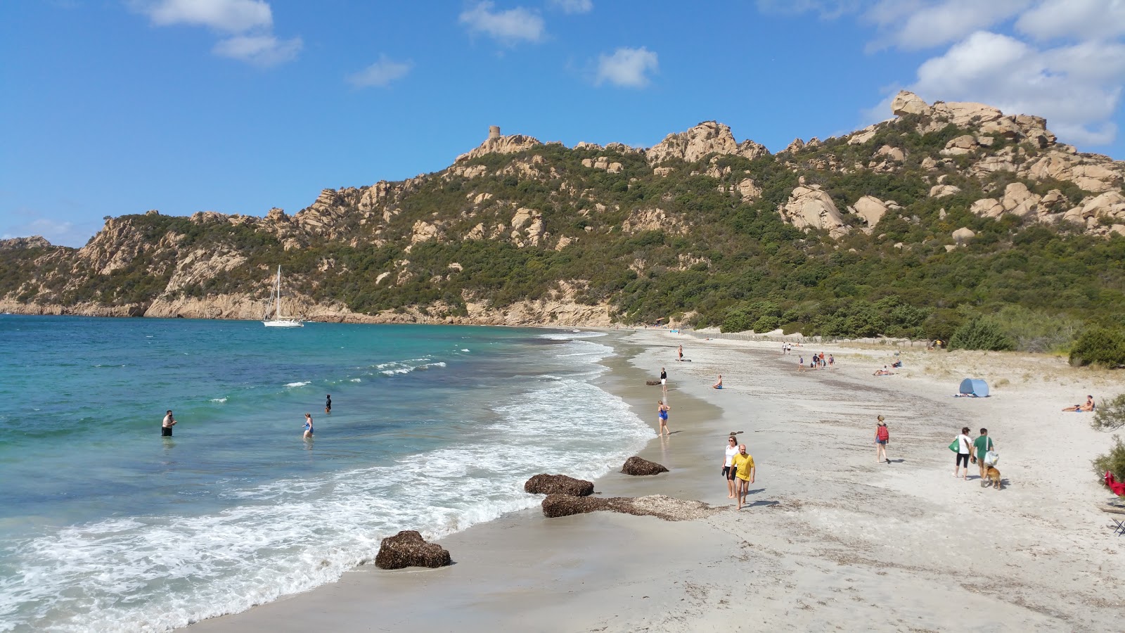Foto af Roccapina Strand bakket op af klipperne