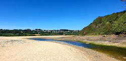 Foto di Plage de l'Aber circondato da montagne