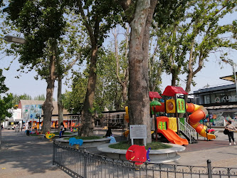 Plaza de Juegos Infantiles
