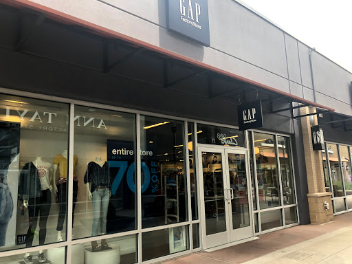 Clothing Store «Gap», reviews and photos, 18511 Outlet Blvd, Chesterfield, MO 63005, USA