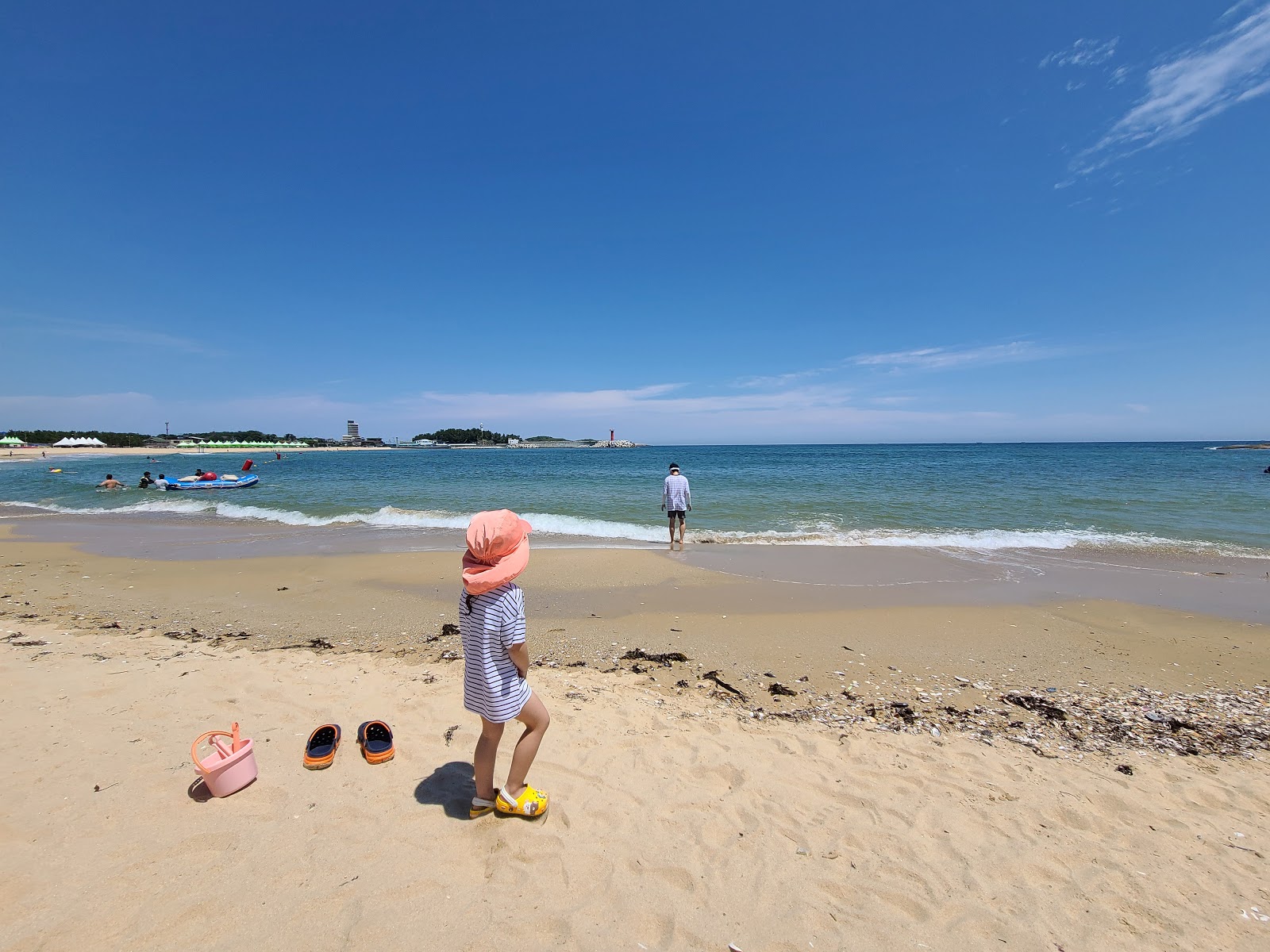 Bongsudae Beach的照片 带有碧绿色纯水表面