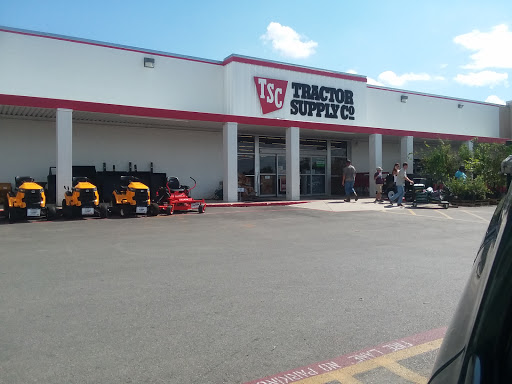 Home Improvement Store «Tractor Supply Co.», reviews and photos, 1715 W Oaklawn Rd a, Pleasanton, TX 78064, USA