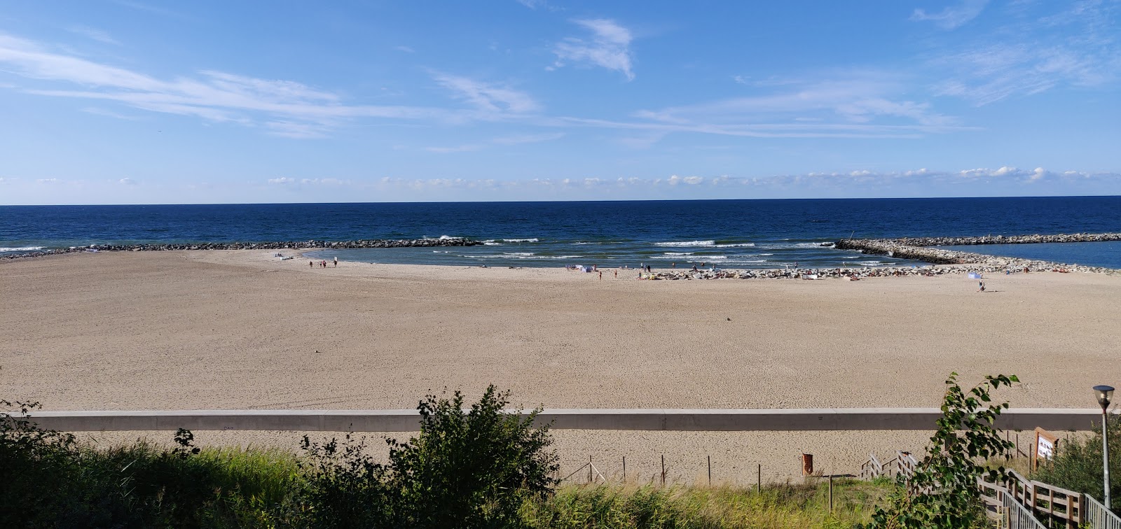 Foto van Rusinowo beach met recht en lang