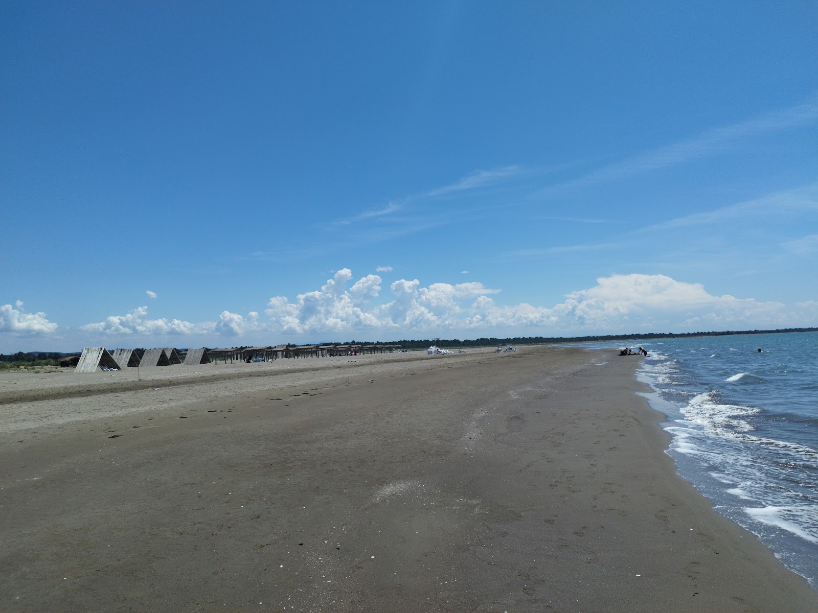 Photo de Divjaka Resort Beach avec rivage droit, long