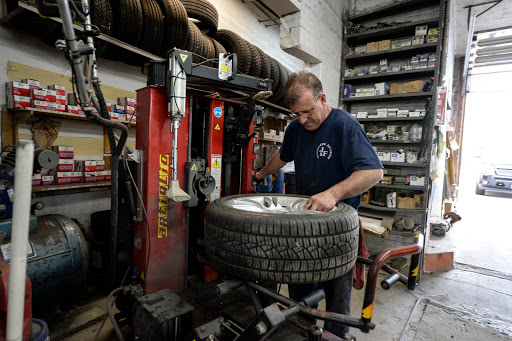 Auto Repair Shop «J & F Chatsworth Autobody», reviews and photos, 1 Vine St, Larchmont, NY 10538, USA