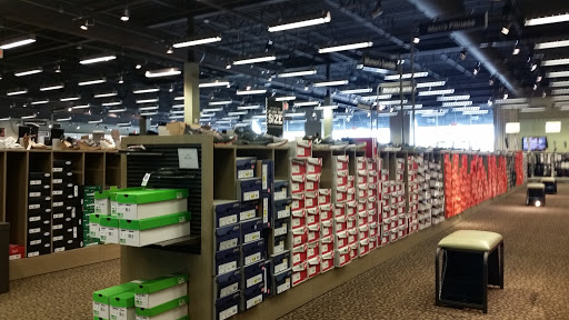 Shoe Store «DSW Designer Shoe Warehouse», reviews and photos, 970 N Milwaukee Ave, Lincolnshire, IL 60069, USA