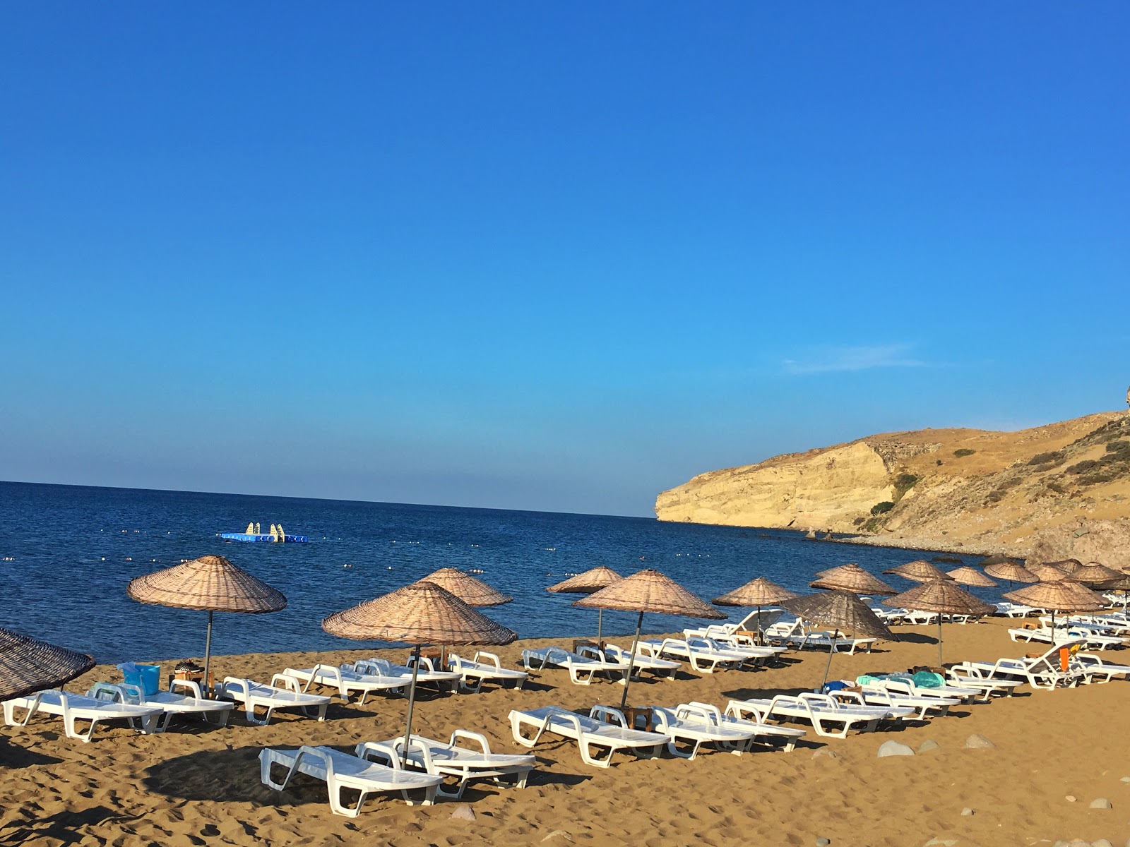 Foto von Yuvali beach mit reines blaues Oberfläche