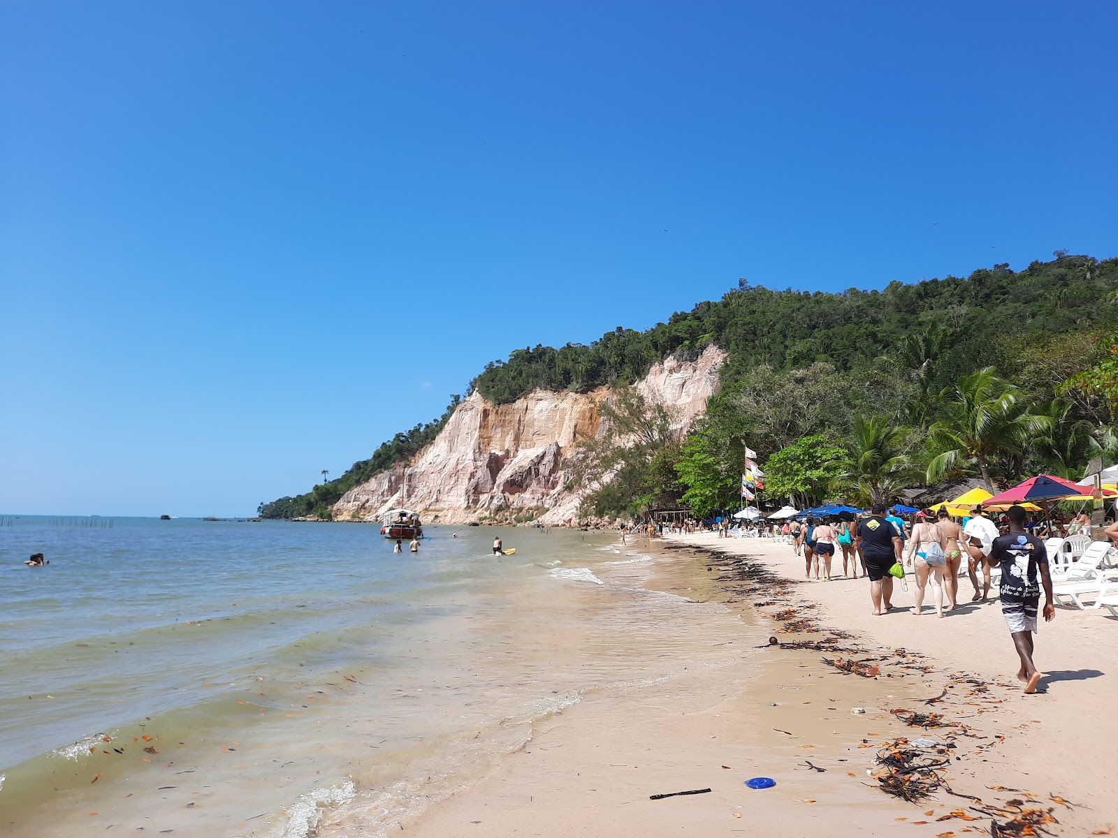 Fotografie cu Praia linda cu o suprafață de nisip beige fin