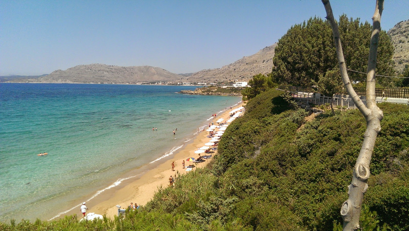 Pefkos Plajı'in fotoğrafı - rahatlamayı sevenler arasında popüler bir yer