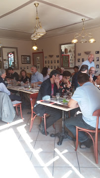 Atmosphère du Restaurant français La Petite Taverne à Beaurepaire - n°3