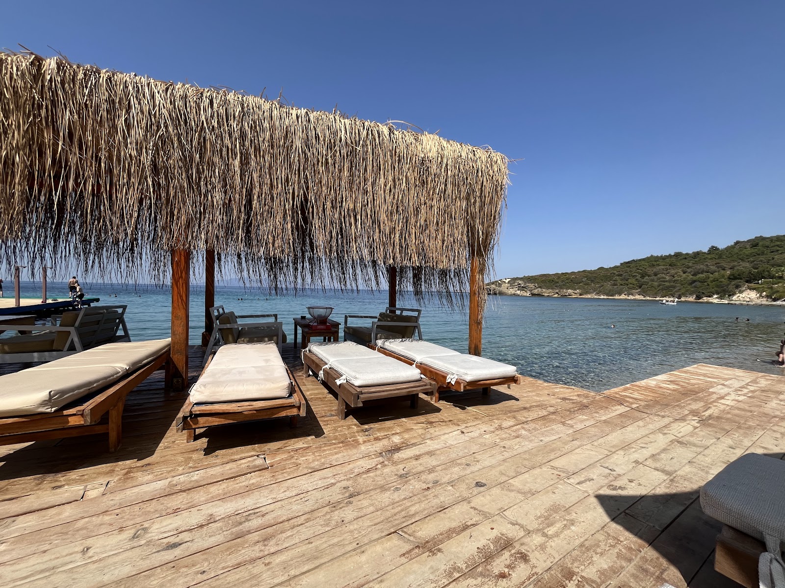 Foto von Mambo Beach Club von Klippen umgeben