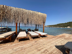 Foto von Mambo Beach Club von Klippen umgeben