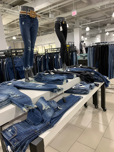 Department Store «Saks OFF 5TH», reviews and photos, 300 Canal St, Somerville, MA 02145, USA