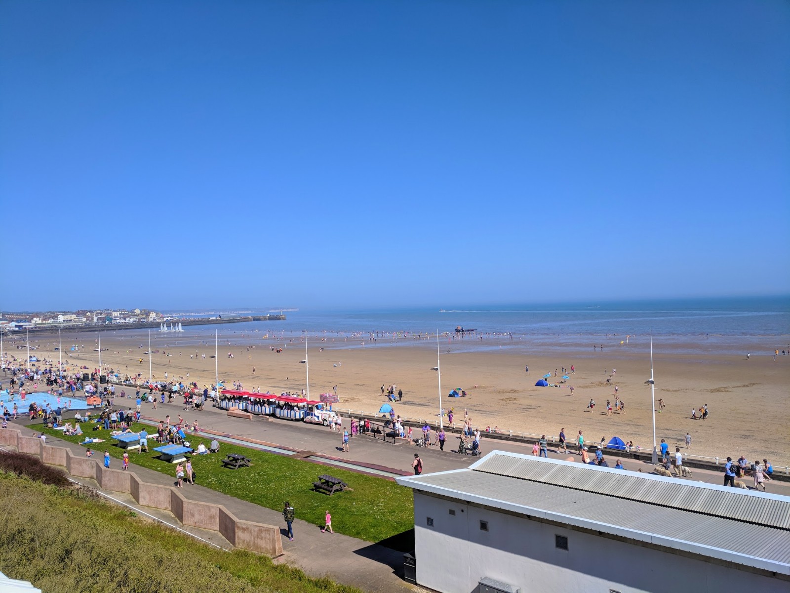 Foto di Bridlington beach con una superficie del sabbia beige