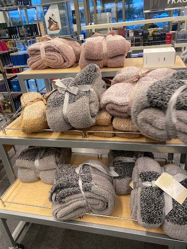 Department Store «Nordstrom Rack The Shops at Oak Brook Place», reviews and photos, 2155 22nd St, Oak Brook, IL 60523, USA