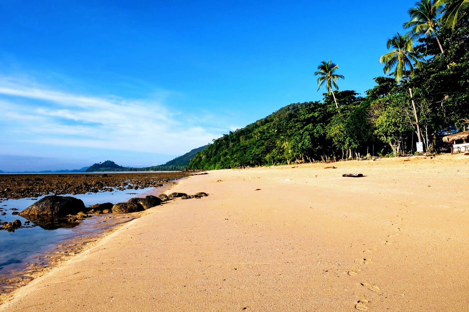 Fotografie cu Wild beach - locul popular printre cunoscătorii de relaxare