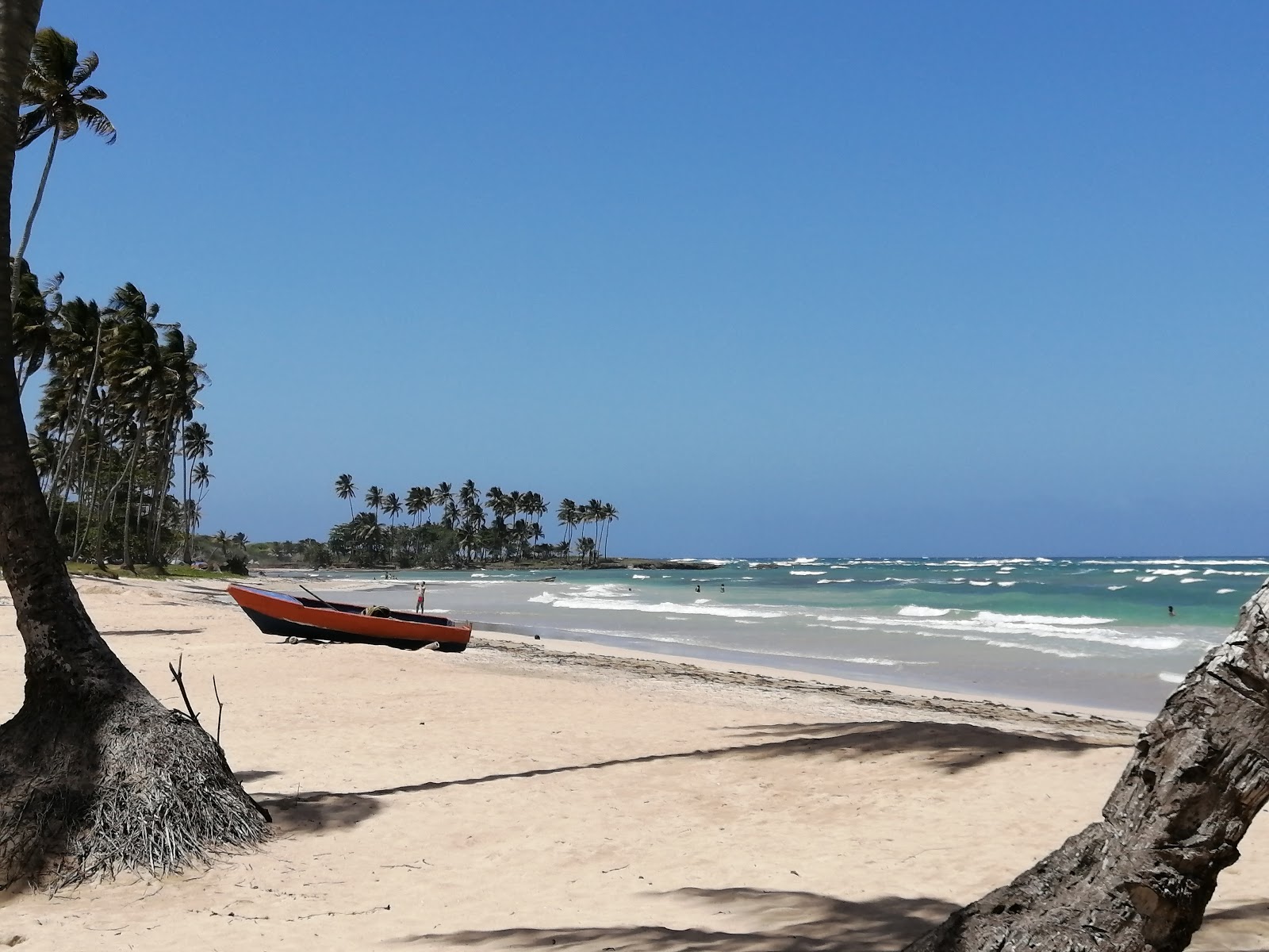 Photo de Playa Los Cocos avec plusieurs moyennes baies
