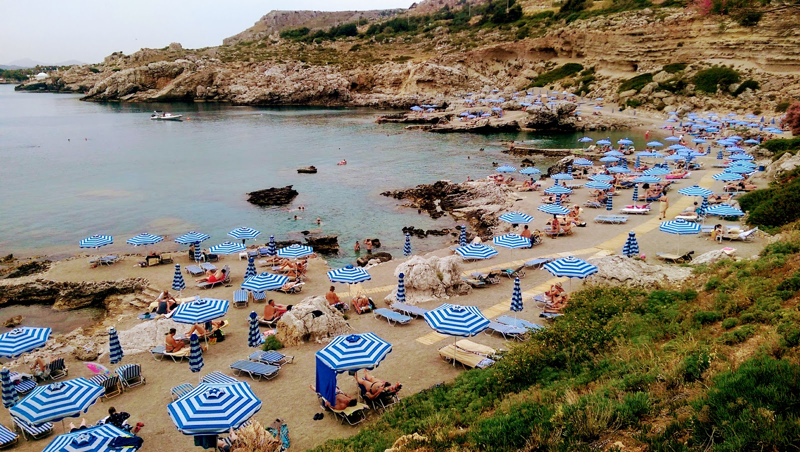 Fotografie cu Plaja Mythos cu o suprafață de apa pură turcoaz