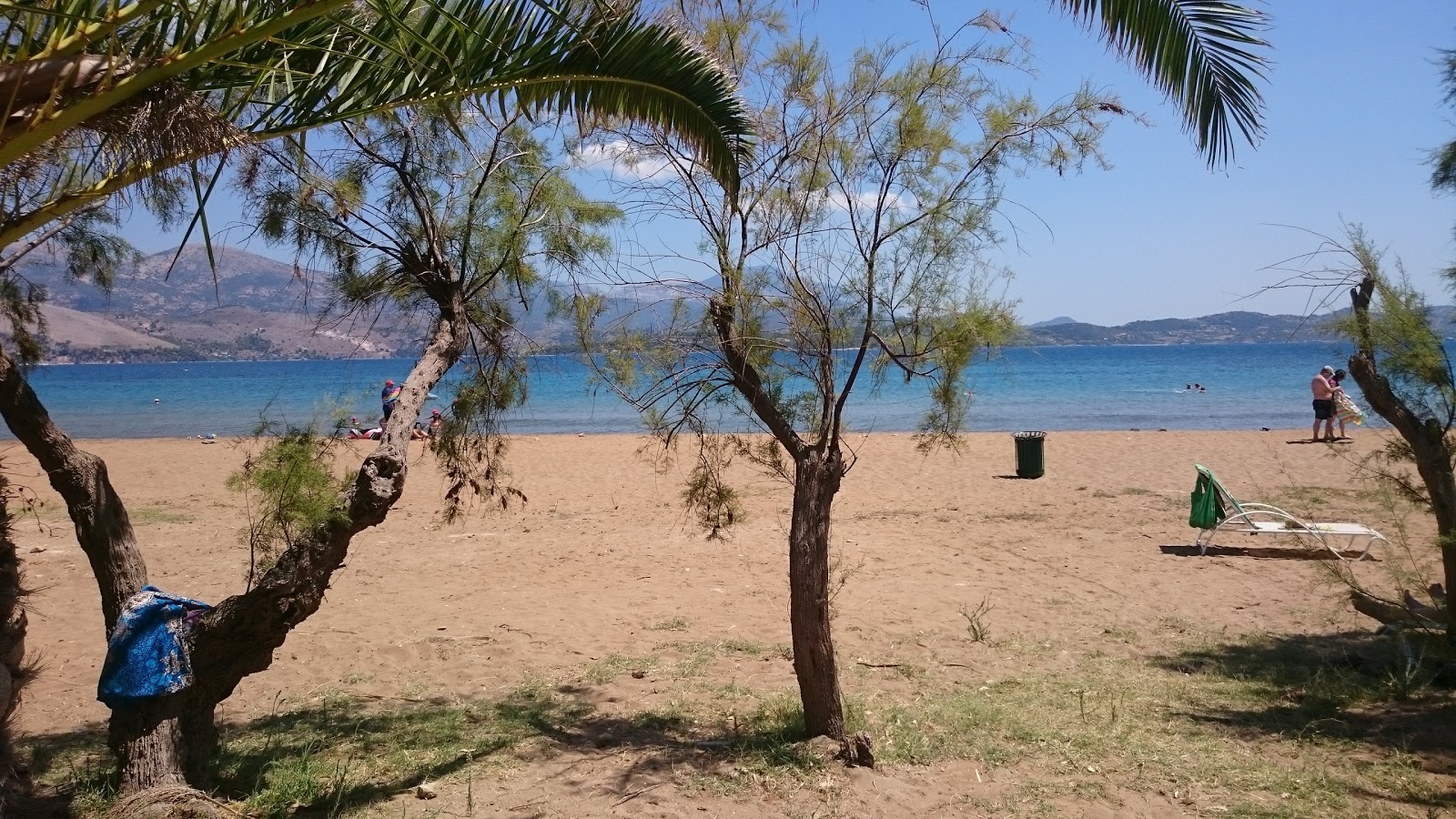 Fotografija Fikia beach in naselje