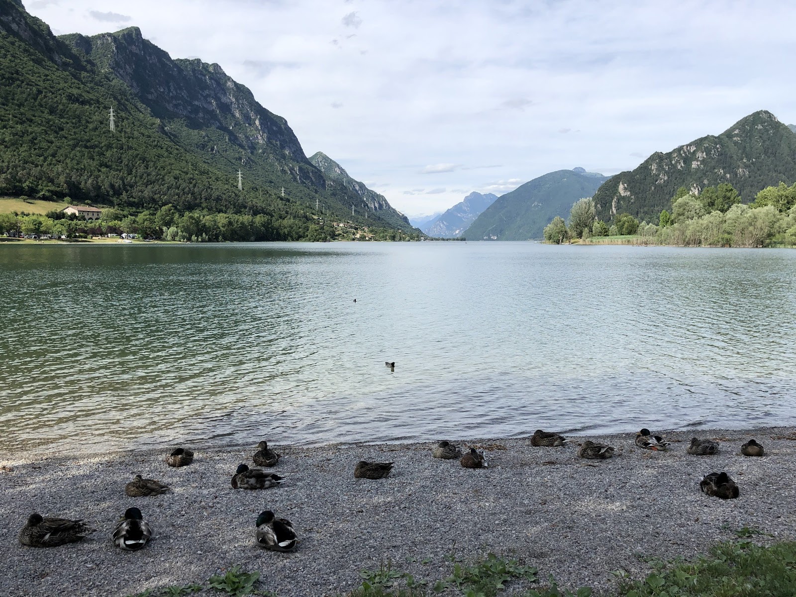 Foto van Togni Beach ondersteund door kliffen