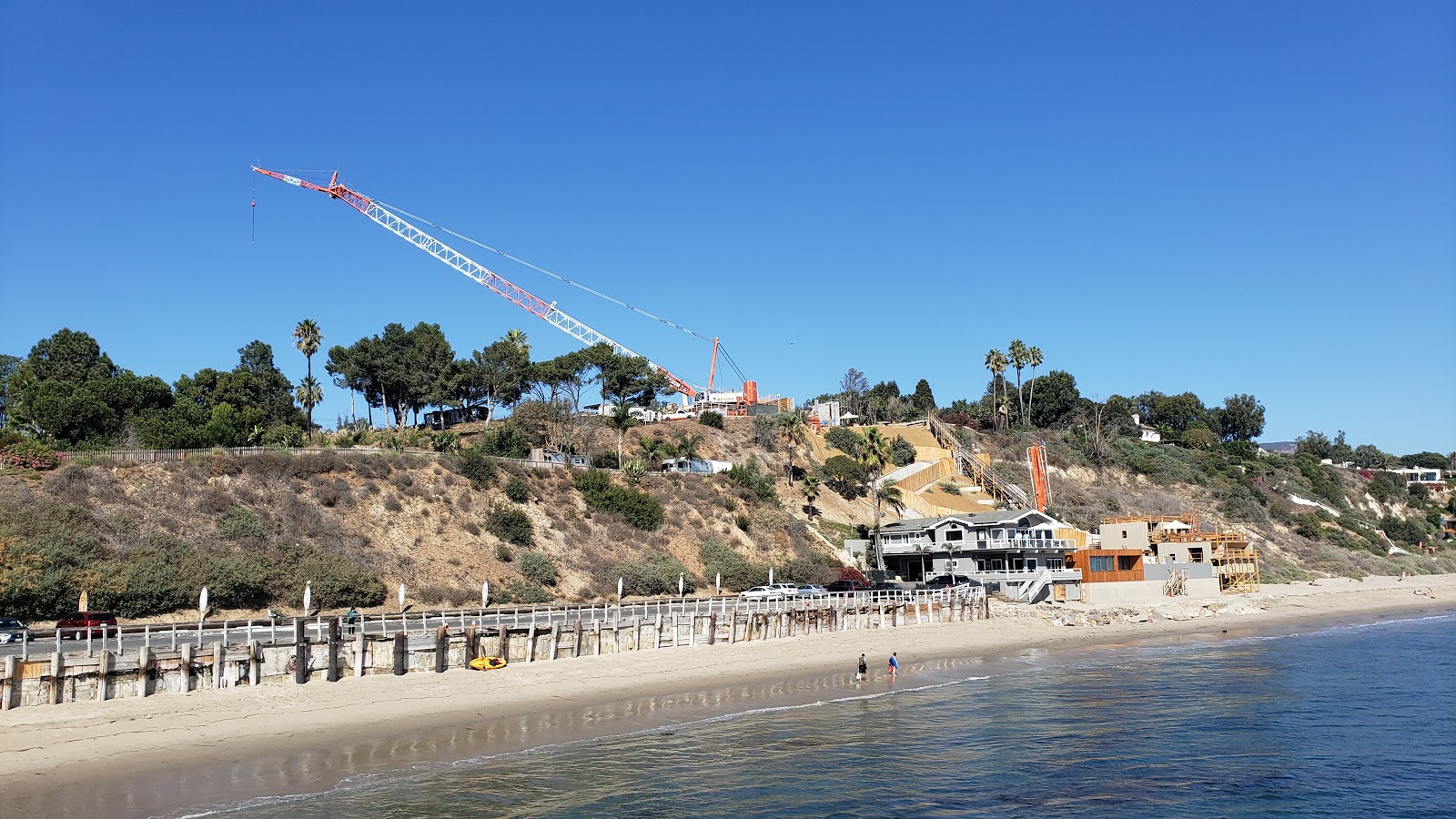 Paradise Cove Beach'in fotoğrafı dağlarla çevrili