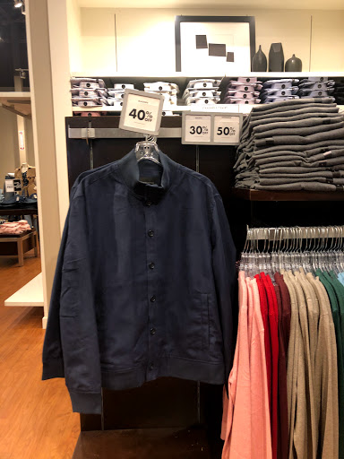 Clothing Store «Banana Republic Factory Store», reviews and photos, 407 N Alafaya Trail, Orlando, FL 32828, USA