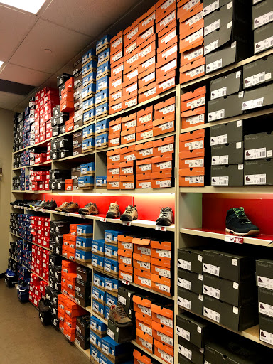 Shoe Store «Famous Footwear», reviews and photos, 40-24 College Point Blvd, Flushing, NY 11354, USA