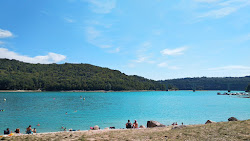 Plage de Surchauffant'in fotoğrafı uçurumlarla desteklenmiş