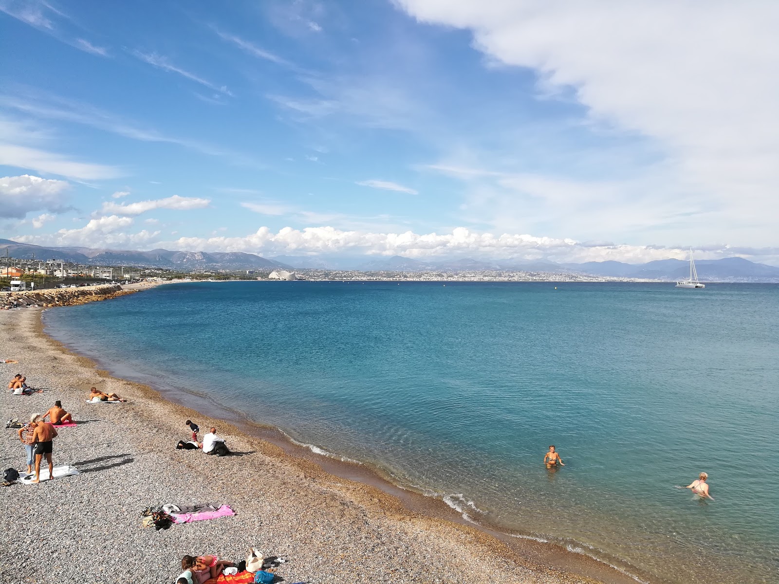 Foto von Plage du Fort Carre mit kleine, beiger kiesel Oberfläche