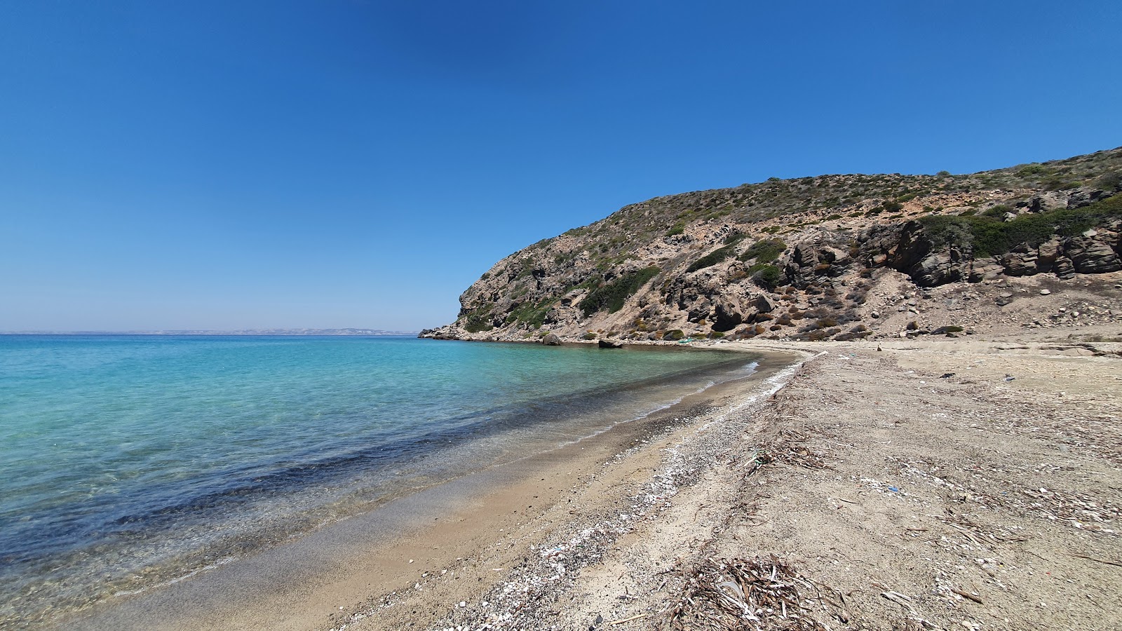 Foto de Gyali dodekanisou III com praia espaçosa