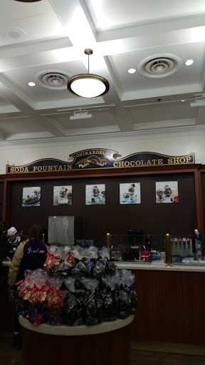 Chocolate Shop «Ghirardelli Ice Cream and Chocolate Shop», reviews and photos, 830 N Michigan Ave, Chicago, IL 60611, USA