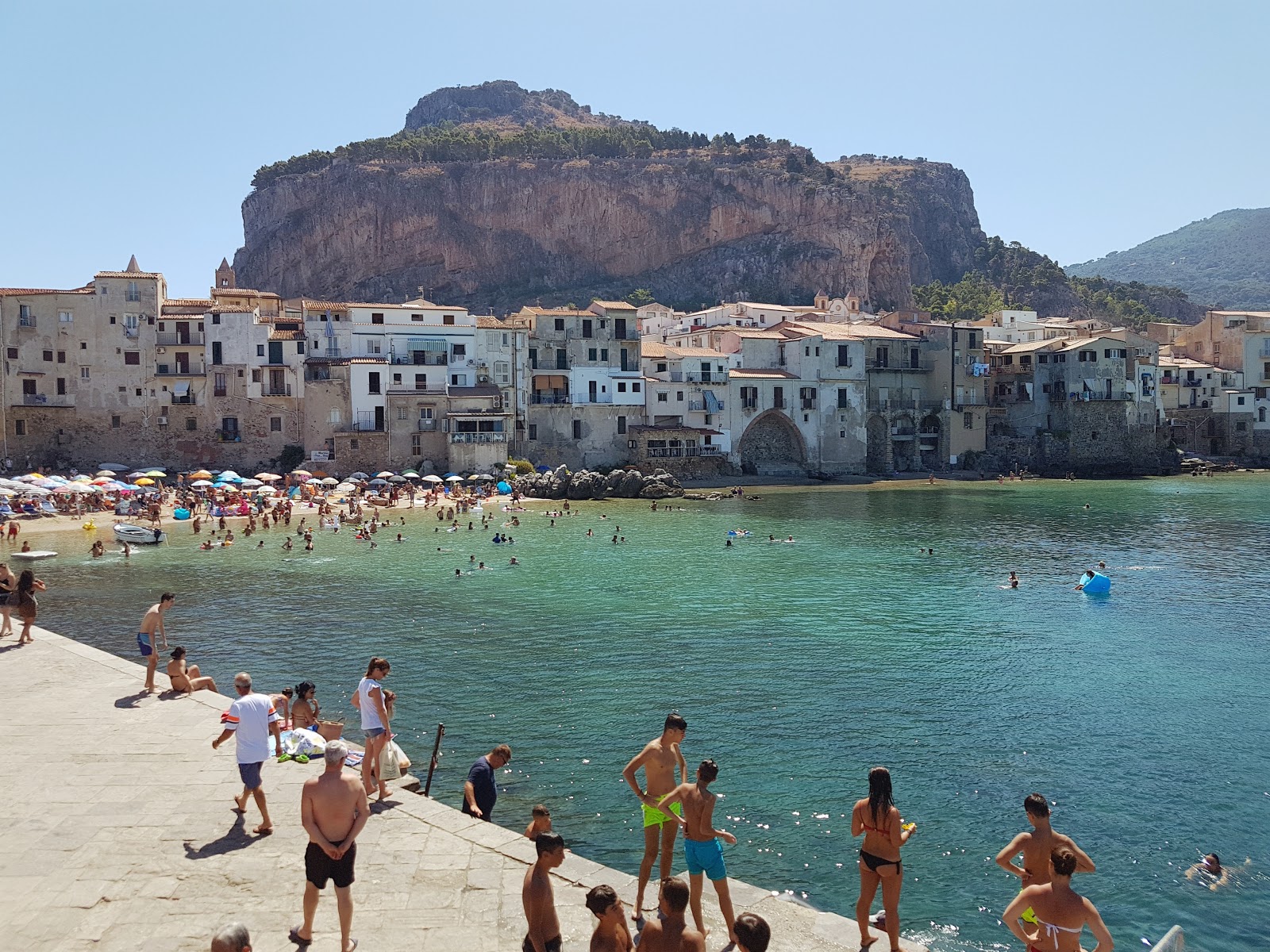 Cefalu beach II'in fotoğrafı parlak kum yüzey ile