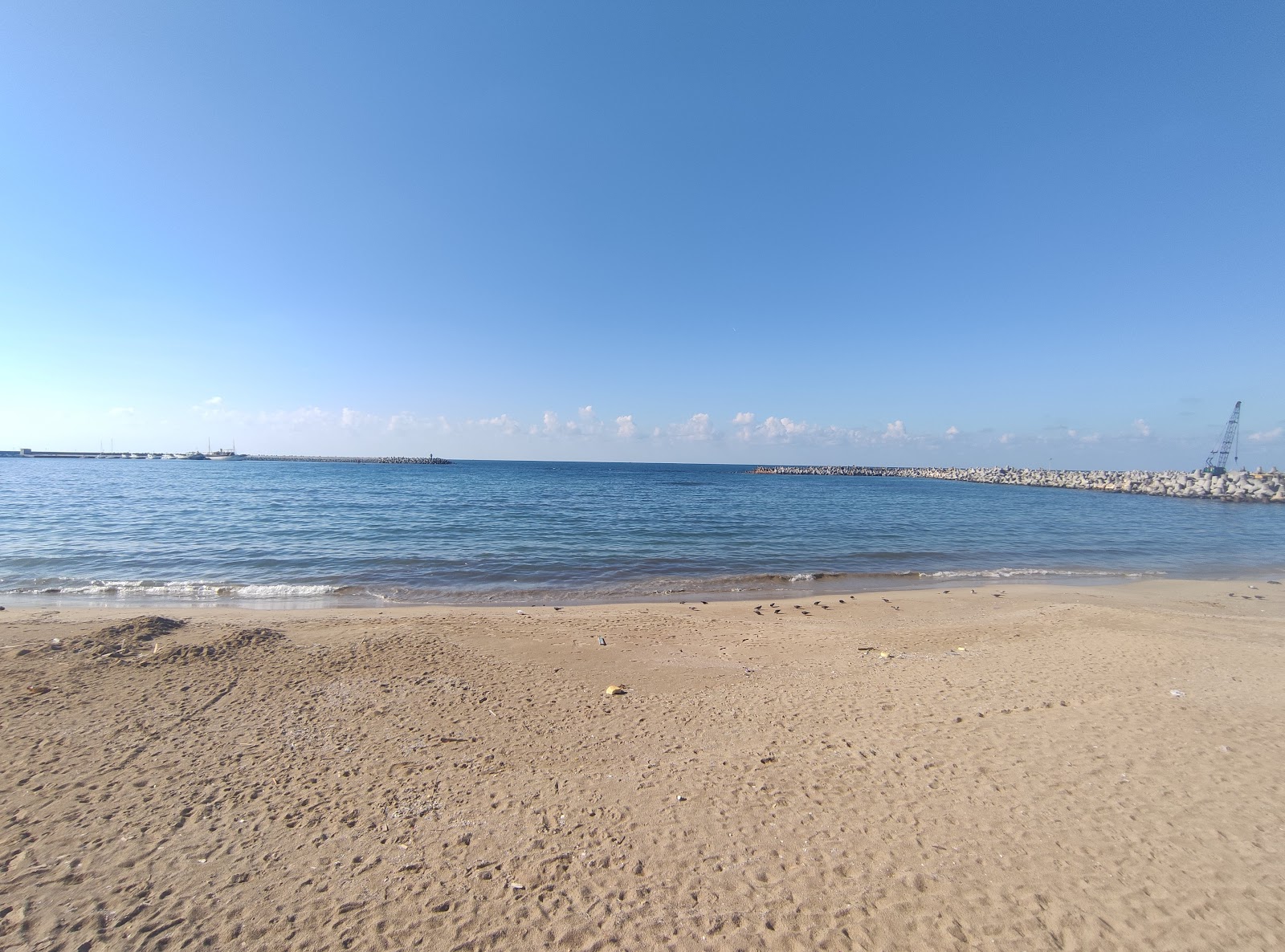 Foto de Saraya public beach con playa recta