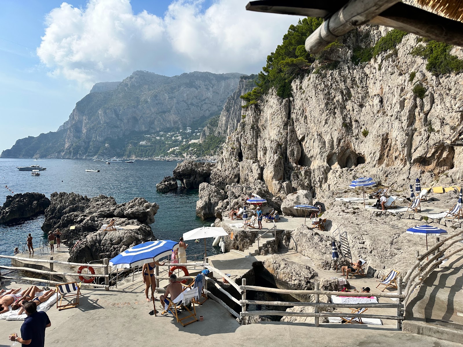Foto von Fontelina Beach mit rocky shore Oberfläche