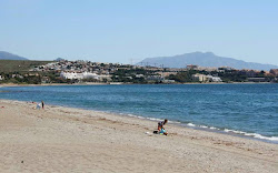 Foto von Playa de Guadalobon und die siedlung