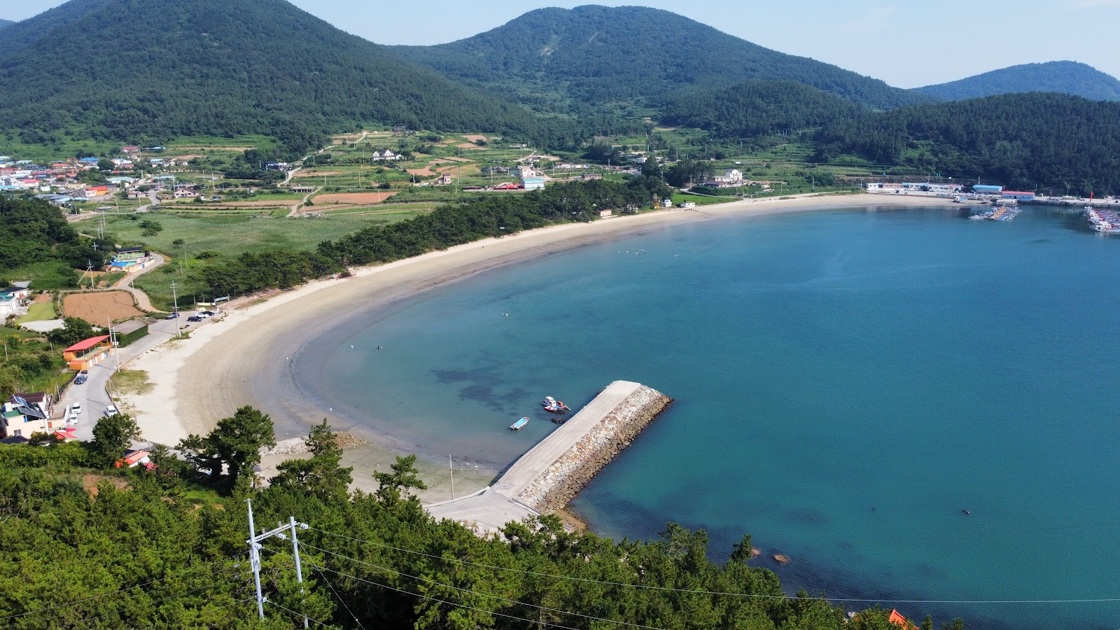 Foto van Jiri Cheongsong Beach met ruime baai