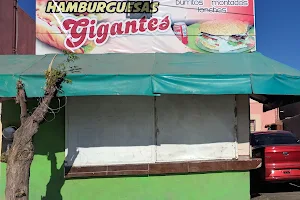 Hamburguesas y tortas gigantes image