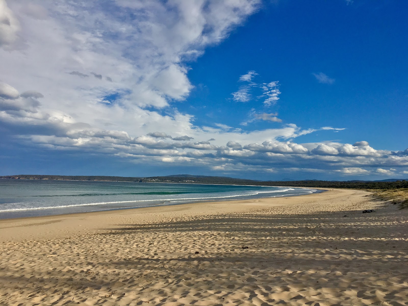 Valokuva Merimbula Beachista. pinnalla sininen puhdas vesi:n kanssa