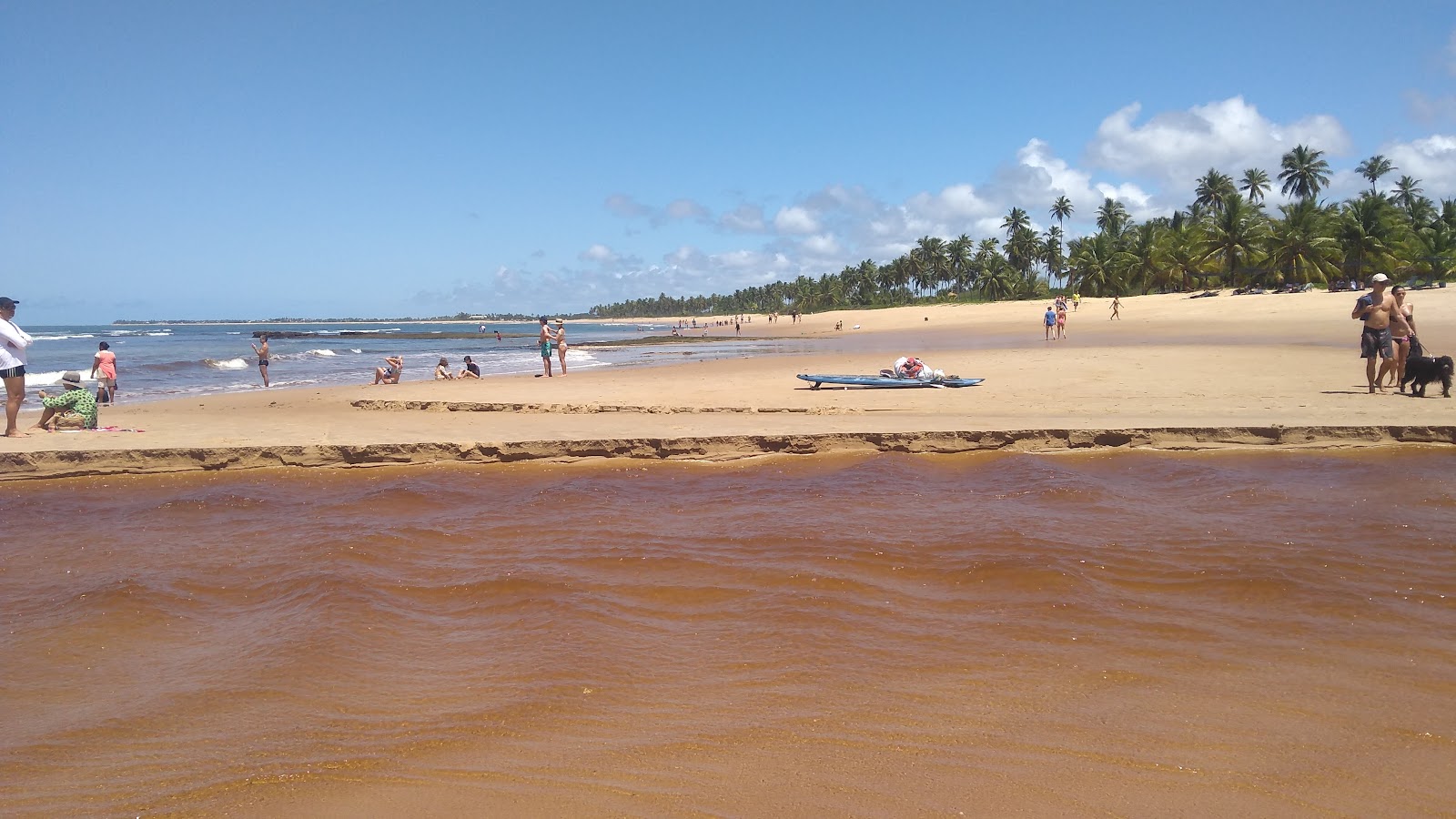 Foto de Praia das Ondas com areia brilhante superfície