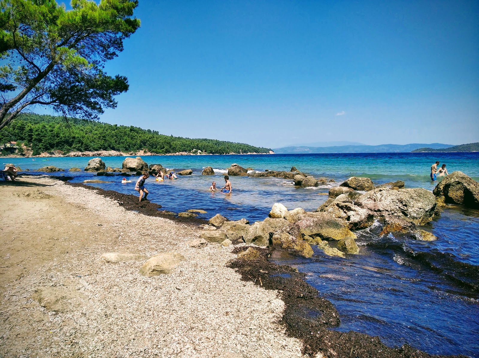 Foto di Elinika beach circondato da montagne