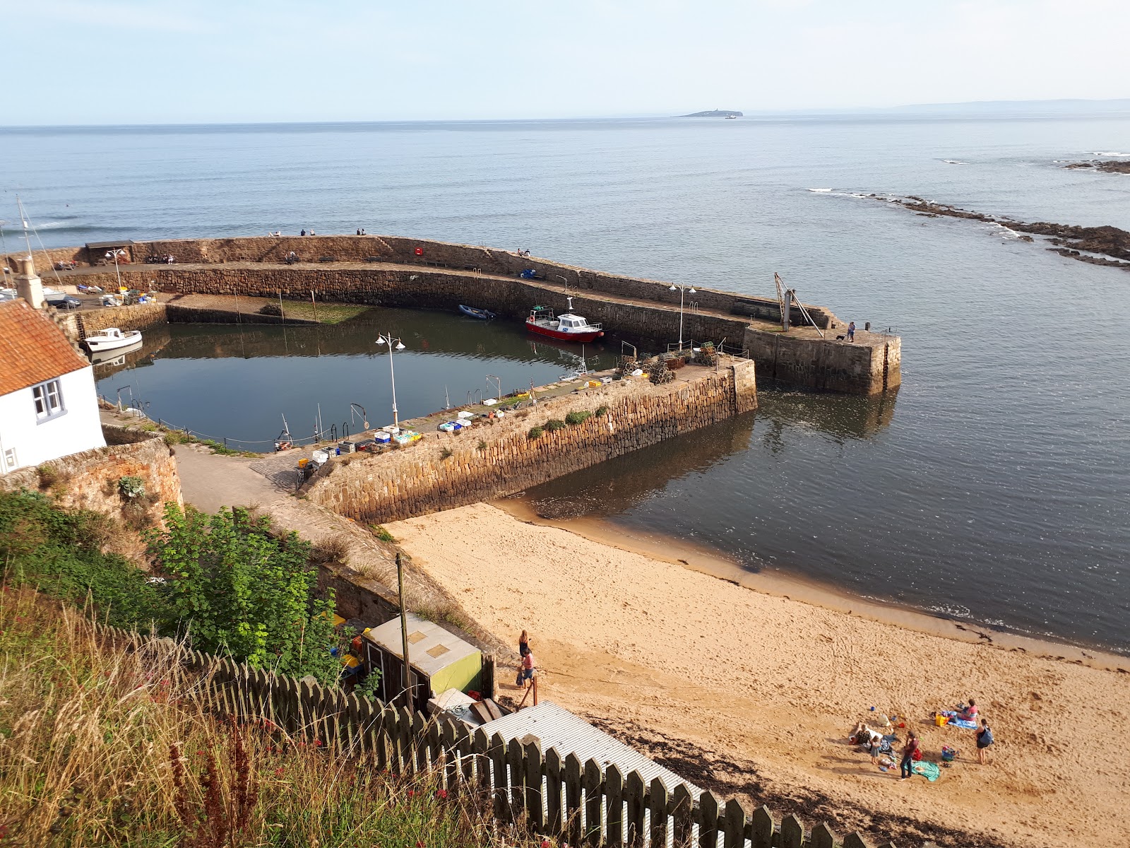 Photo de Crail Beach Fossils Beach avec plage spacieuse