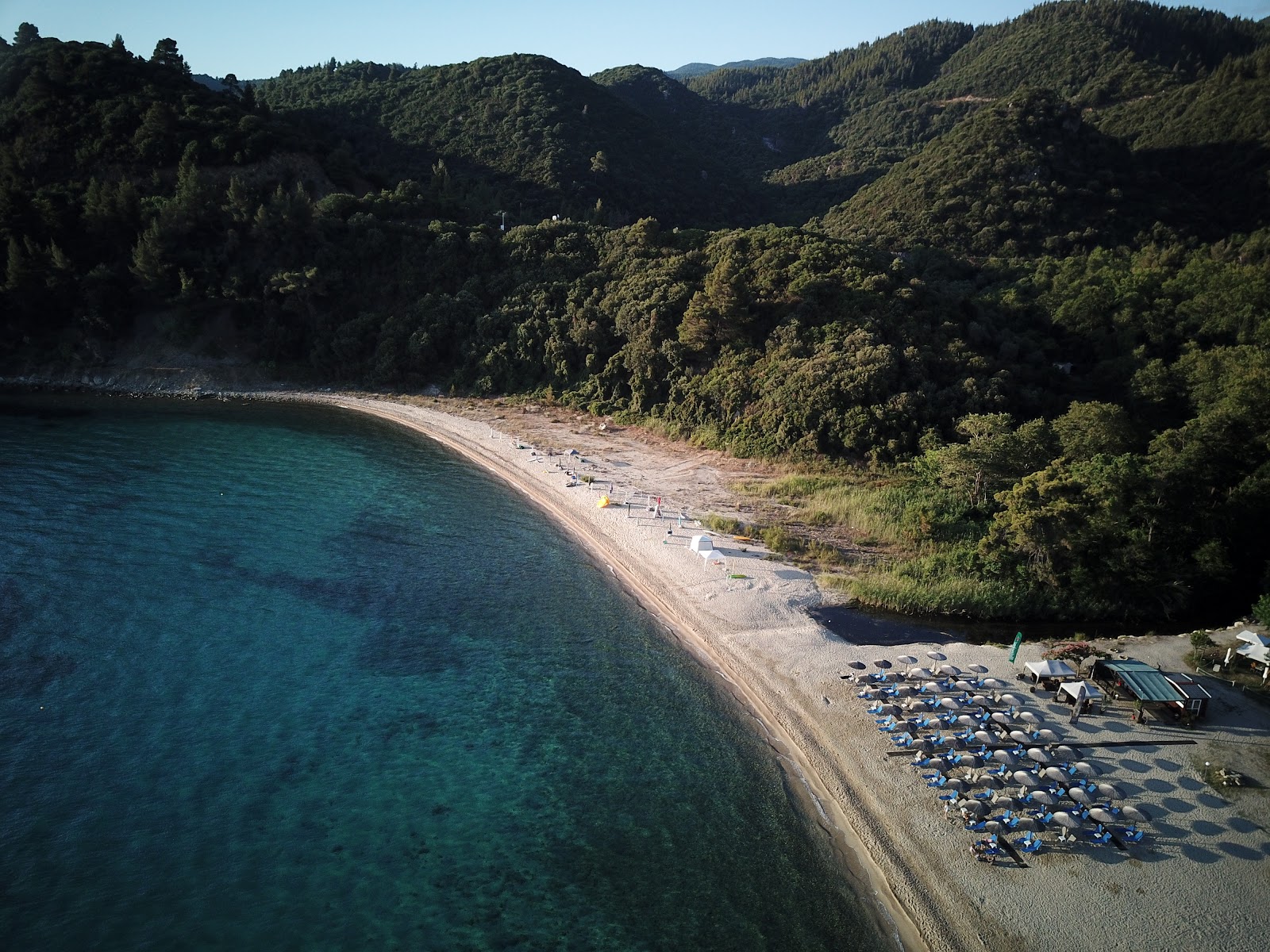 Foto de Koutloumousi beach com água cristalina superfície