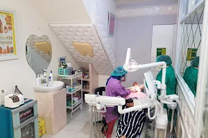 Ainoor Boutique Dental Aesthetic image