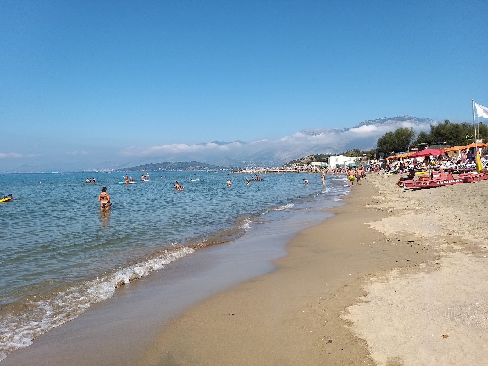 Marina di Minturno beach'in fotoğrafı kahverengi kum yüzey ile