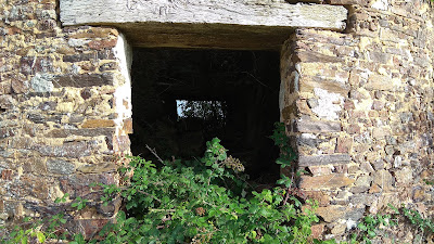 Un Vieux Moulin en Ruine à Bonnœuvre