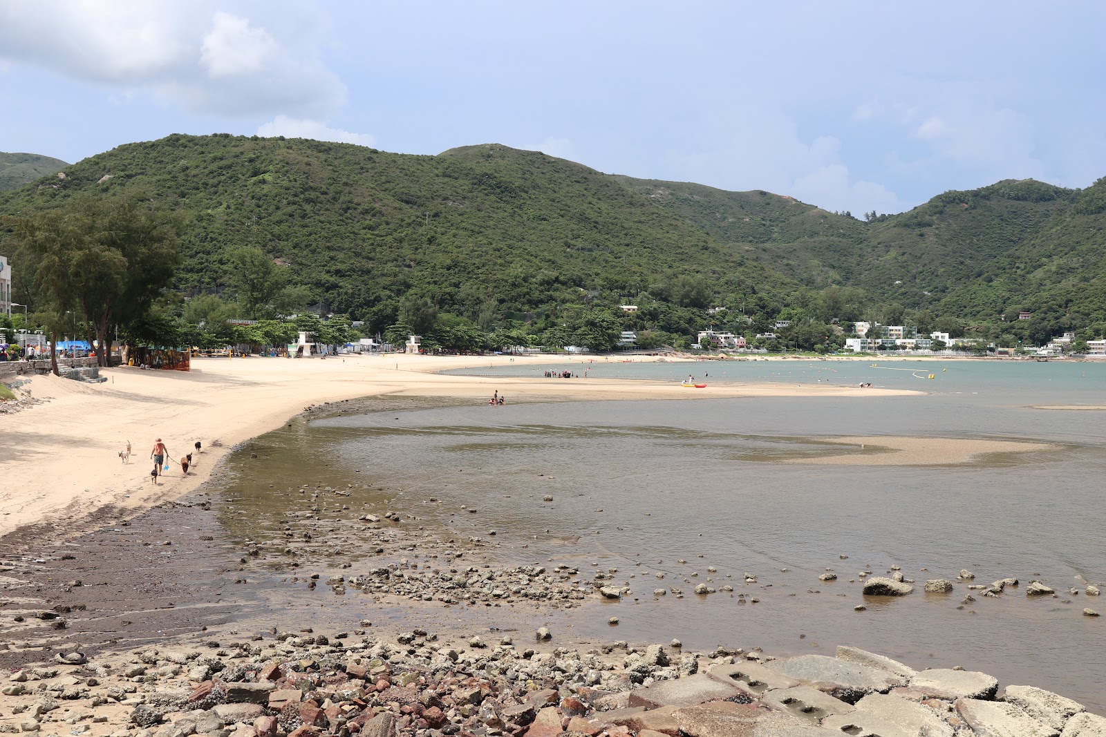 Foto von Silvermine Bay Beach von Klippen umgeben