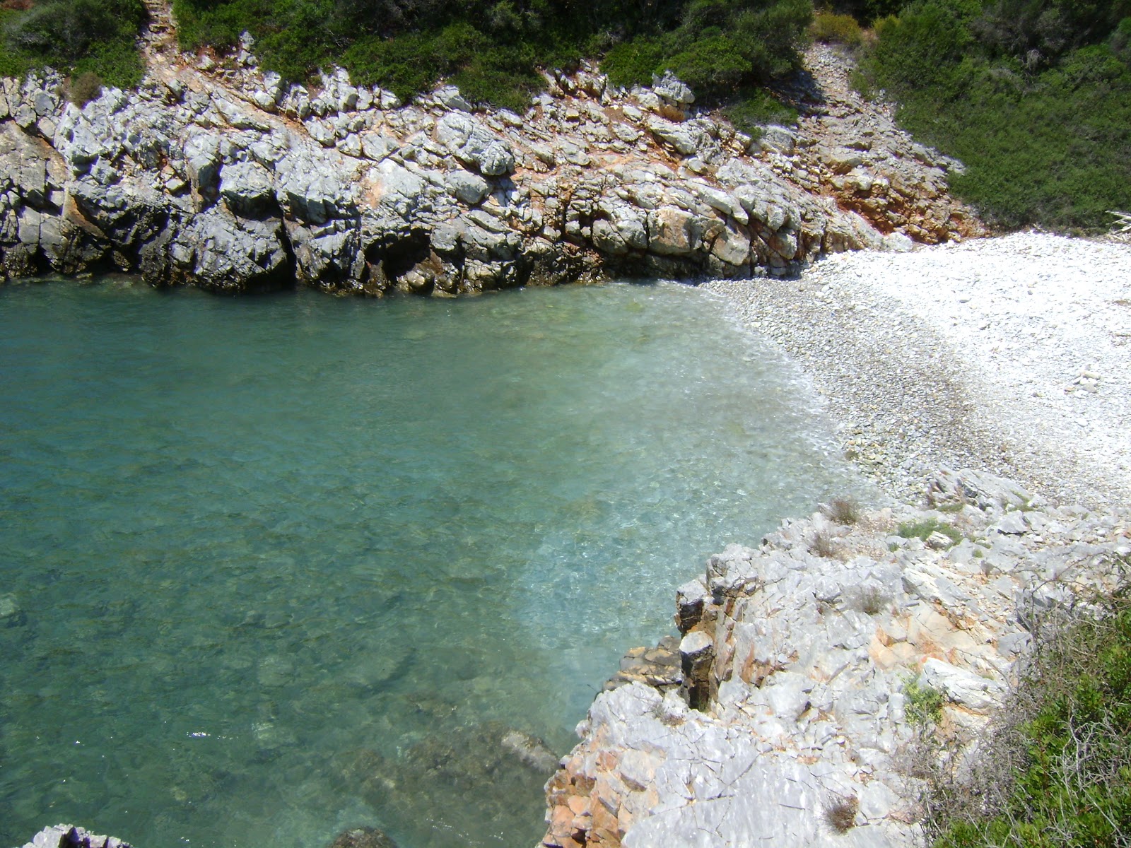 Foto di Mourtias beach II con una superficie del ciottolo grigio