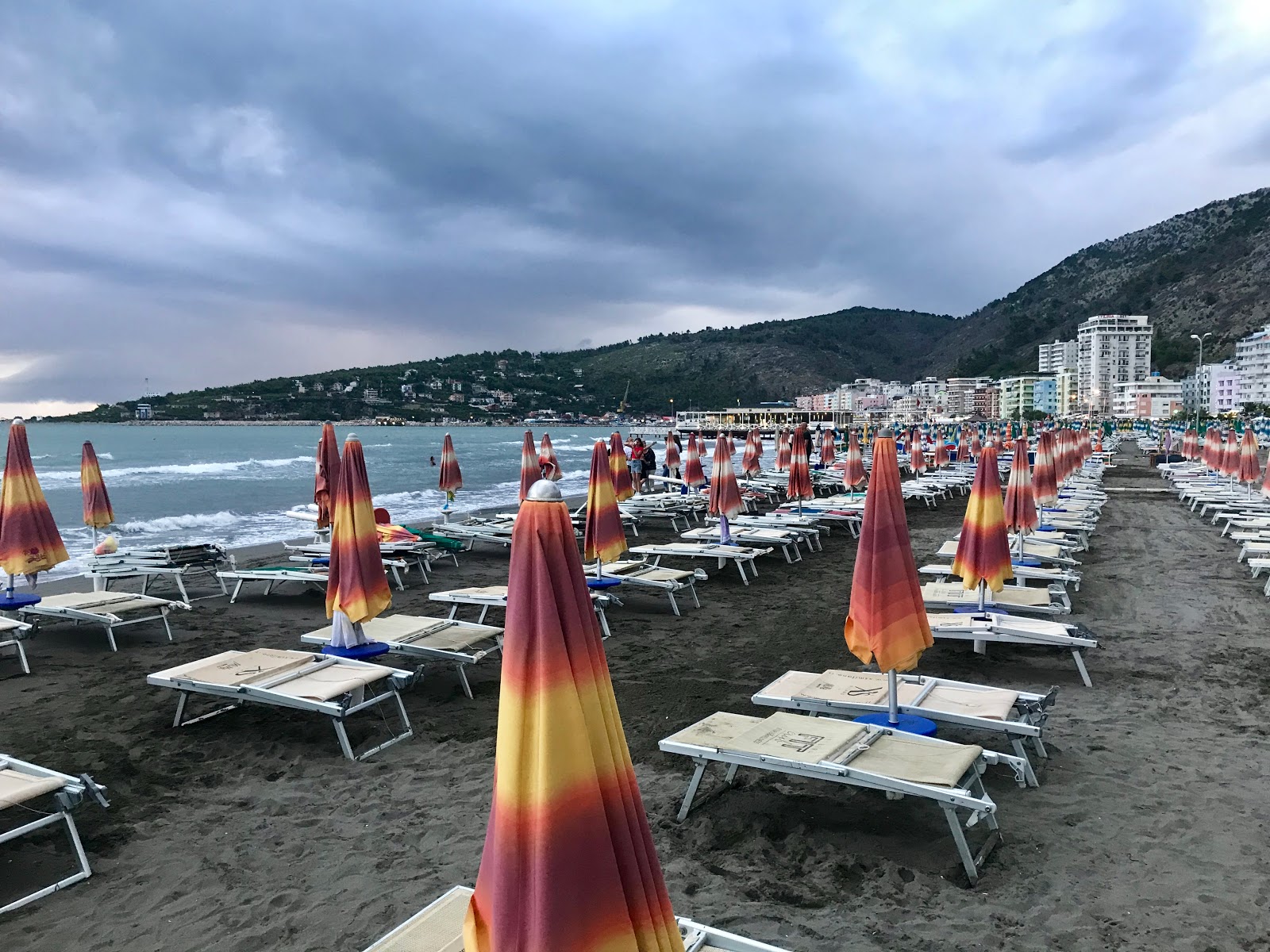 Foto de Shengjin Beach com linha costeira longa e reta
