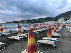 Foto de Shengjin Beach com linha costeira longa e reta