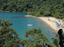 Foto von Praia do Laboratório umgeben von Bergen
